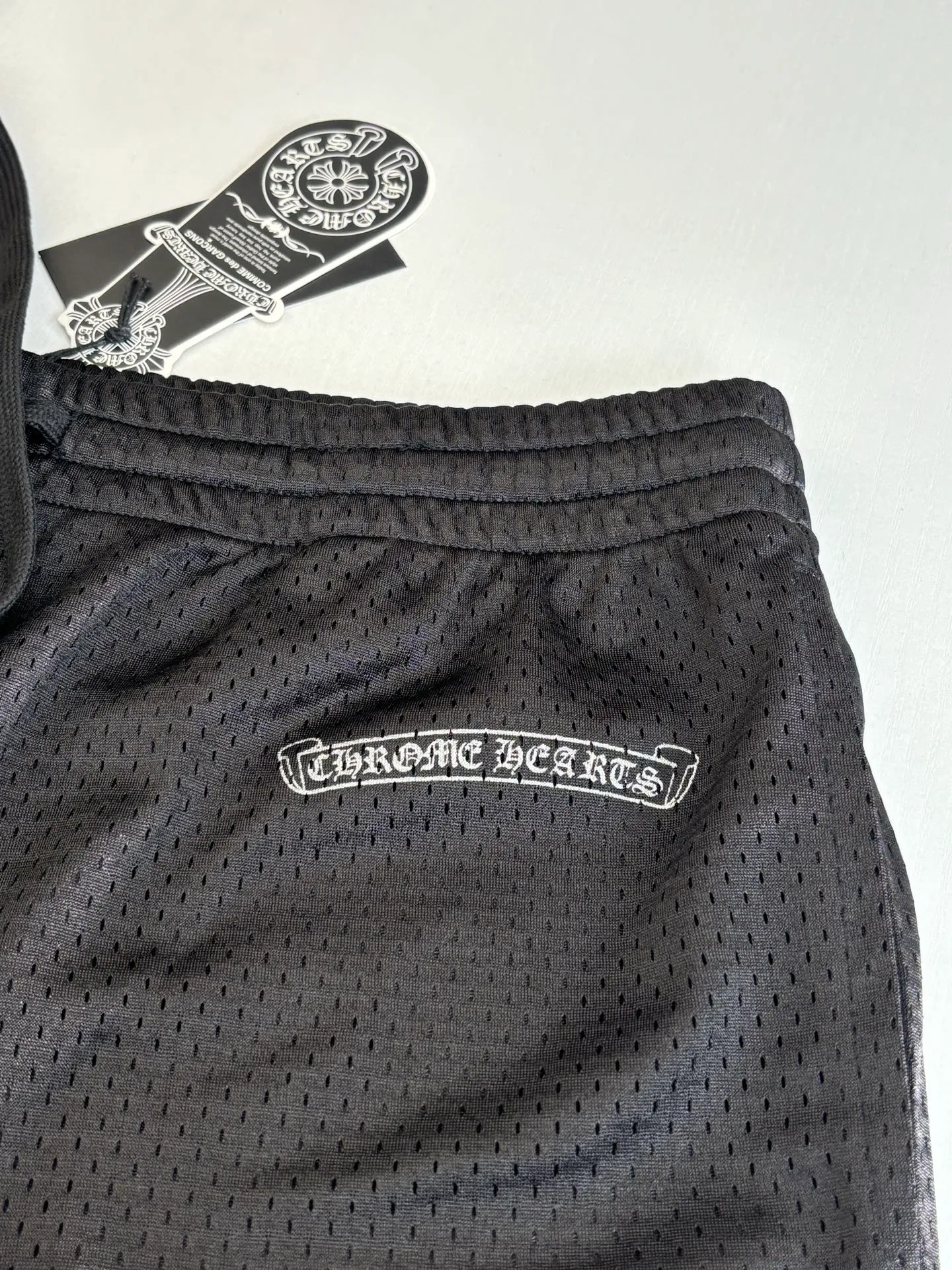 P340 Chrome Heart*/Chrome Heart Sanskrit mesh ice hockey suit straight trousers. The original version was purchased for 15,989 and developed. The fabric is made of custom weaving and dyeing technology. It is made of selected black mesh fabric, showing a unique sports style. The fabric has been specially treated to provide excellent breathability and comfort while maintaining a crisp and structured look. The double-layer design structure enhances the overall texture and makes the wearing experience more three-dimensional and full. The brand's iconic patterns are printed in many places, and high-precision printing technology is used to ensure that the patterns are clear and sharp. The silver printing has a glitter effect, showing charming luster changes under different lights. All printings undergo strict color difference control to ensure accurate color reproduction. The silver-plated pattern design on the sleeve arms is particularly eye-catching, showing the brand's consistent dark luxury style. In terms of details, the latest custom-woven labels are used, and the workmanship is exquisite. The overall shape is designed for both men and women, with both fashion and practicality. This T-shirt perfectly combines sports elements with high fashion craftsmanship, making it the brand's iconic street style item.  Size：S/M/L